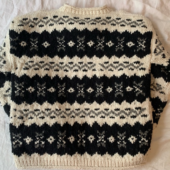 100% Wool Sweater Handmade in Ecuador 🖤 - Picture 3 of 4